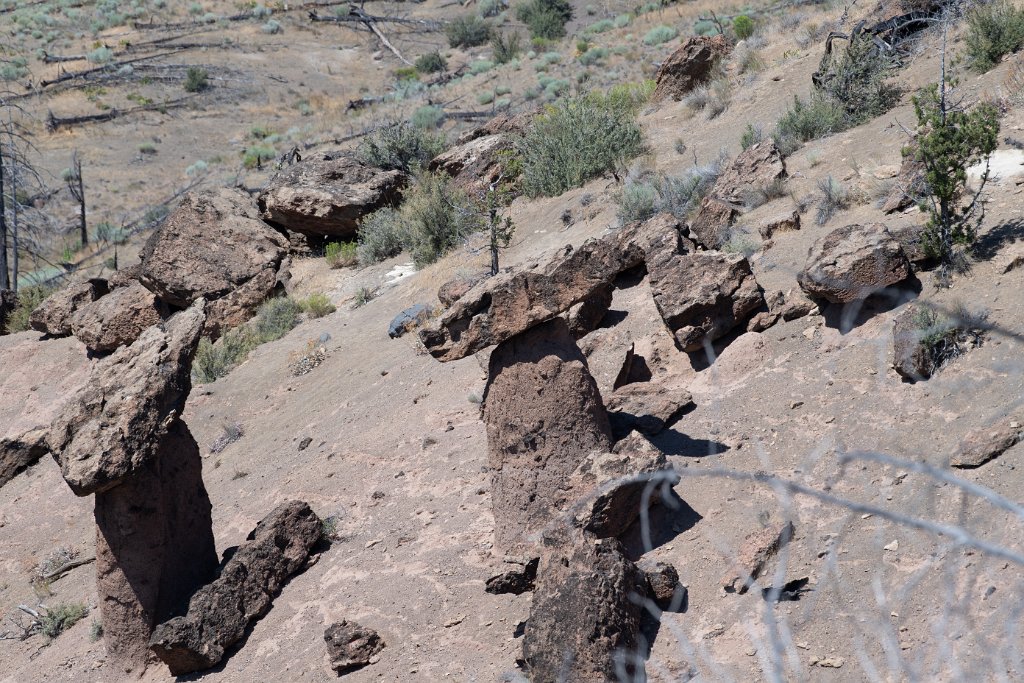 D05_0011.jpg - Metolius Balancing Rocks, Culver, OR