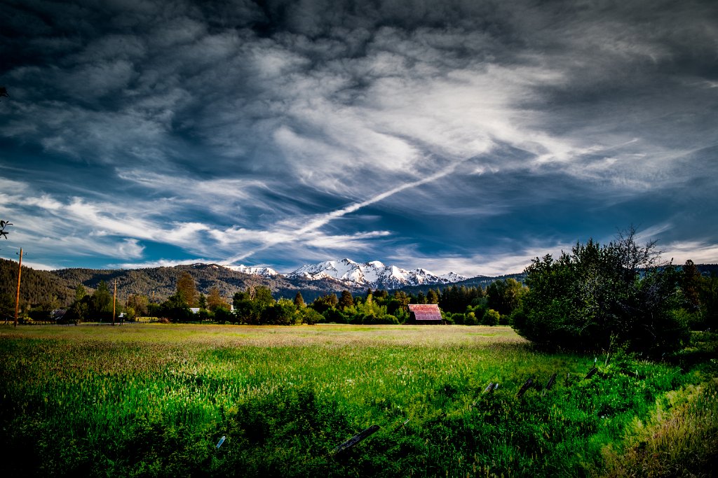 D05_8658.jpg - Barn + Willowa Mtns, Halfway, OR