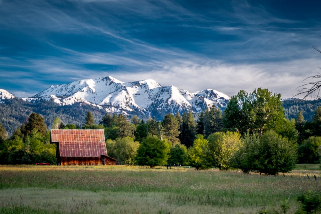 D05_8707.jpg - Barn + Willowa Mtns, Halfway, OR